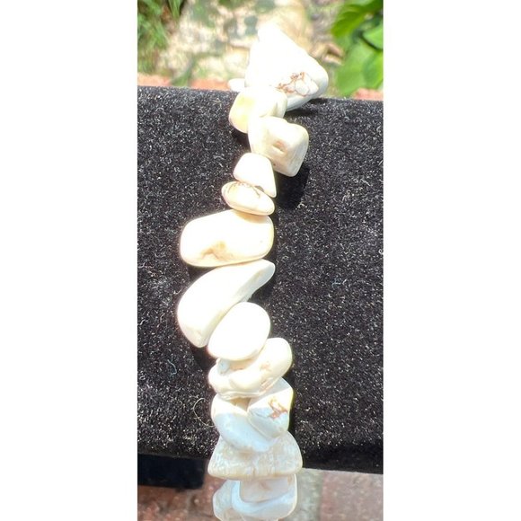 White Agate Chip & Nugget Stretch Bracelet -- 7.25" - Picture 5 of 6